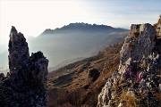 80 Su bei roccioni sovrastanti il Pralongone con vista in Resegone!